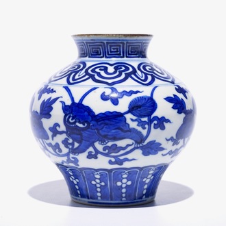 Un vase de forme balustre en porcelaine de Chine bleu et blanc à décor de lions bouddhistes, 19ème