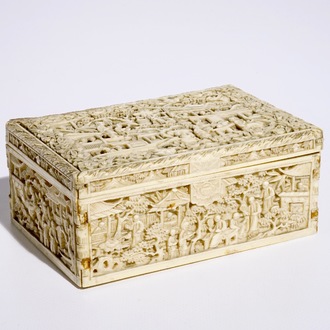 Une boîte rectangulaire en ivoire sculpté, Chine, Canton, 19ème