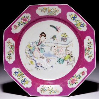 Een Chinees famille rose octagonaal bord met figuren en robijnrode buitenrand, Yongzheng