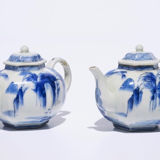 Een paar Japanse Arita miniatuur blauw-witte theepotten met landschapsdecor, Edo, 17e eeuw