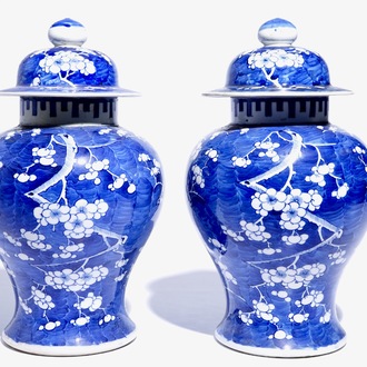 Een paar Chinese blauw-witte dekselvazen met prunus op ijs-decor, 19e eeuw