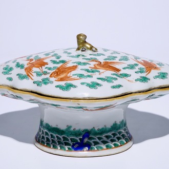 Un bol couvert sur talon en porcelaine de Chine famille verte à décor de grues, 19/20ème