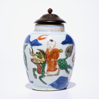 Un petit vase en porcelaine de Chine wucai au garçon sur un kylin, époque Transition, Shunzhi