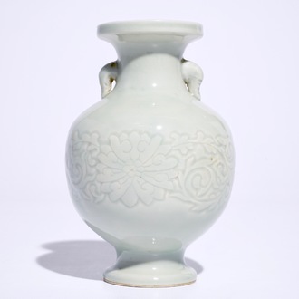 A fine Chinese celadon vase with incised lotus design, 18/19th C.