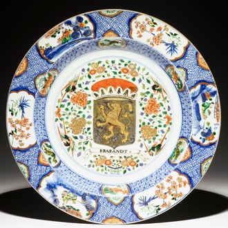 Un grand plat en porcelaine de Chine verte-imari aux armes de Brabandt, Kangxi/Yongzheng