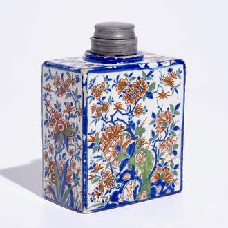 Une boîte à thé de forme rectangulaire en faïence de Delft en palette cachemire, vers 1700