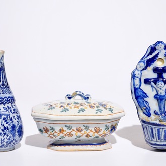 Un bénitier, un vase de forme bouteille et une boîte à épices en faïence de Delft, 18ème