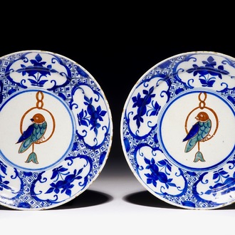 Een paar polychrome Delftse borden met papegaaien, 18e eeuw