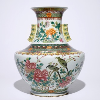 Un grand vase de forme hu aux oiseaux parmi fleurs en porcelaine de Chine famille rose, marque de Qianlong, 19ème