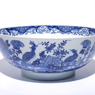 Un grand bol en porcelaine de Chine bleu et blanc à décor d'oiseaux parmi fleurs, Qianlong