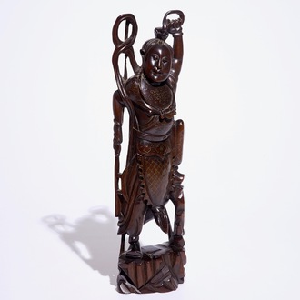 Une grande figure en bois sculpté et incrusté, Chine, 19/20ème