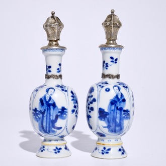 Une paire de vases en porcelaine de Chine bleu et blanc aux montures en argent, Kangxi