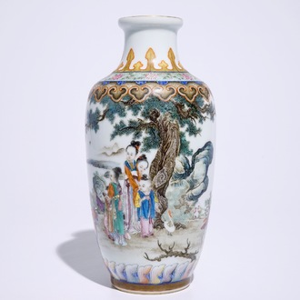 Un vase en porcelaine de Chine famille rose à décor de figures dans un paysage, 20ème