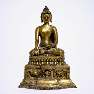 Een verguld bronzen model van Boeddha op een troon, Nepal of Tibet, 19/20e eeuw