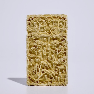Un étui à cartes de visite en ivoire sculpté, Chine, Canton, 19ème