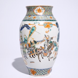 Un vase de forme ovoïde en porcelaine de Chine famille verte, 19ème
