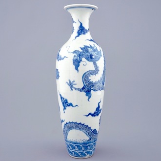 Een blauw-witte Chinese meiping vaas met draken, Kangxi merk, 19e eeuw