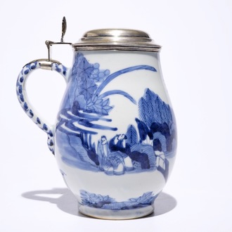 A blue and white Japanese Arita tankard with Dutch silver cover, Edo, 17th C.