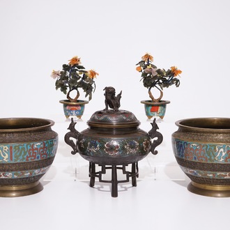 Een Japanse champlevé bronzen wierookbrander, een paar urnes en twee boompjes in half-edelsteen, Meiji, 19/20e eeuw