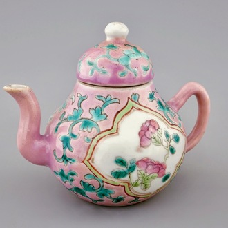Une théière et son couvercle en porcelaine de Chine à fond rose, 19ème