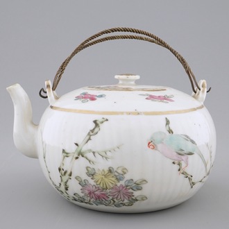 A Chinese qianjiang cai teapot and cover, 19/20th C.