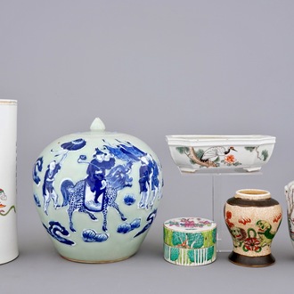 Een gevarieerd lot Chinees famille rose en blauw-wit porselein, 19/20e eeuw