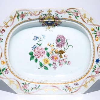 Un grand plat octogonal armorié en porcelaine de Chine famille rose, Qianlong