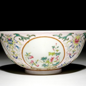 Un bol en porcelaine de Chine famille rose aux médaillons floraux, marque de Daoguang, 19/20ème