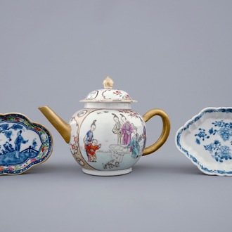 Une théière en porcelaine de Chine famille rose à décor mandarin et deux supports de cuillères, Qianlong