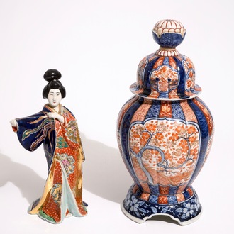 Een Japanse Imari vaas op porseleinen voet en een Kutani model van een bijin, Meiji, 19e eeuw