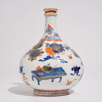 Un vase de forme bouteille en porcelaine de Chine de style Imari, Kangxi