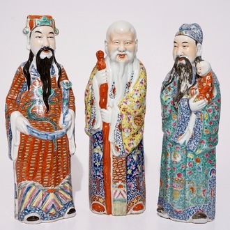 Un ensemble de trois figures d'immortels en porcelaine de Chine famille rose, 19/20ème