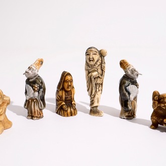 Zes diverse Japanse netsuke in ivoor en porselein, Meiji/Taisho, 19/20e eeuw