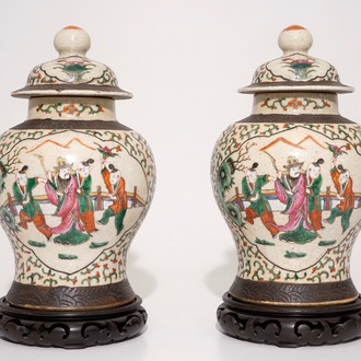 Une paire de vases en porcelaine de Chine famille rose, dit "de Nanking", 19ème
