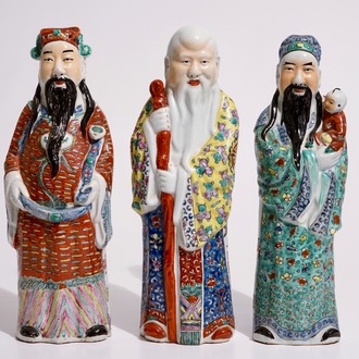 Un ensemble de trois figures d'immortels en porcelaine de Chine famille rose, 19/20ème