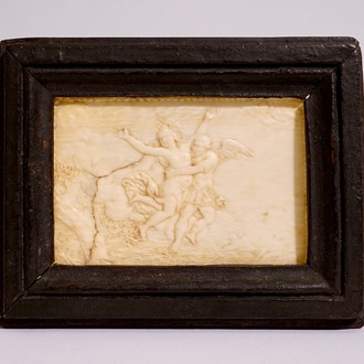 Une plaque en ivoire sculpté "Enlèvement d'Orithye par Borée", Italie, 16/17ème