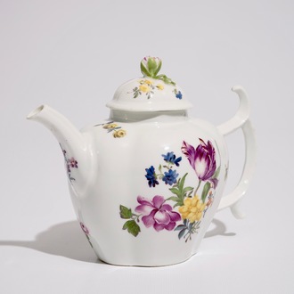 Une théière et son couvercle en porcelaine à décor floral, Allemagne, 18/19ème