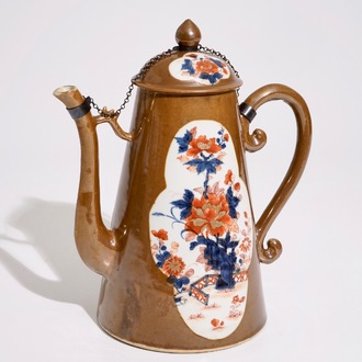 Een Chinese koffiekan met deksel in Imari-stijl op capucijn bruine fondkleur, Qianlong