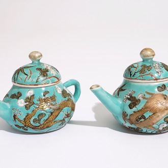 Une paire de théières miniatures en porcelaine de Chine de style Dayazhai, 19ème