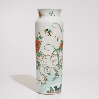 Un vase de forme rouleau en porcelaine de Chine wucai, 19ème