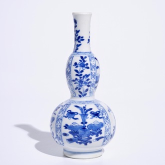 A blue and white Chinese double gourd vase with design of antiquities, Kangxi