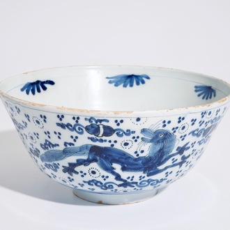 Een blauw-witte Delftse kom met chinoiseriedecor van draken, eind 17e eeuw