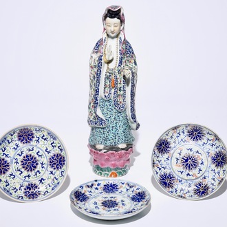Een Chinees famille rose model van Guanyin en drie doucai borden met lotusslingers, 19/20e eeuw