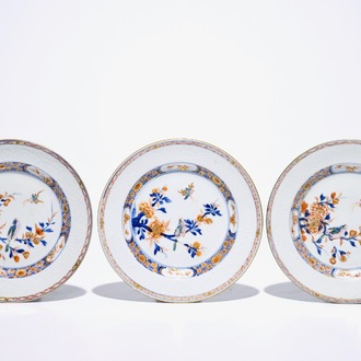 Drie Chinese rose-imari en onderglazuur-decor borden met vogels en bloesems, Yongzheng/Qianlong