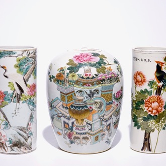 Deux porte-chapeaux et un pot couvert en porcelaine de Chine qianjiang cai, 19/20ème