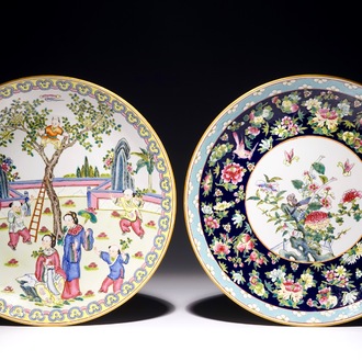 Deux grands plats en porcelaine de Chine famille rose, 20ème
