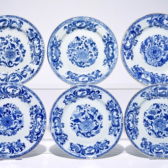 Six assiettes en porcelaine de Chine d'exportation bleu et blanc à décor "Pompadour", Qianlong