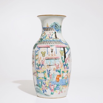Un vase en porcelaine de Chinese famille rose à décor "Cent garçons", 19ème