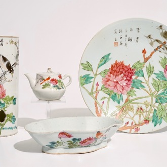 Un porte-chapeau, une théière, un bol et un plat en porcelaine de Chine qianjiang cai, 19/20ème