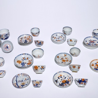 Zesentwintig Chinese Imari-stijl koppen en schotels, Kangxi/Qianlong